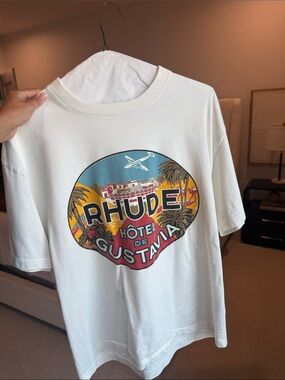 Rhude White Graphic Hôtel de Gustavia Logo Tee